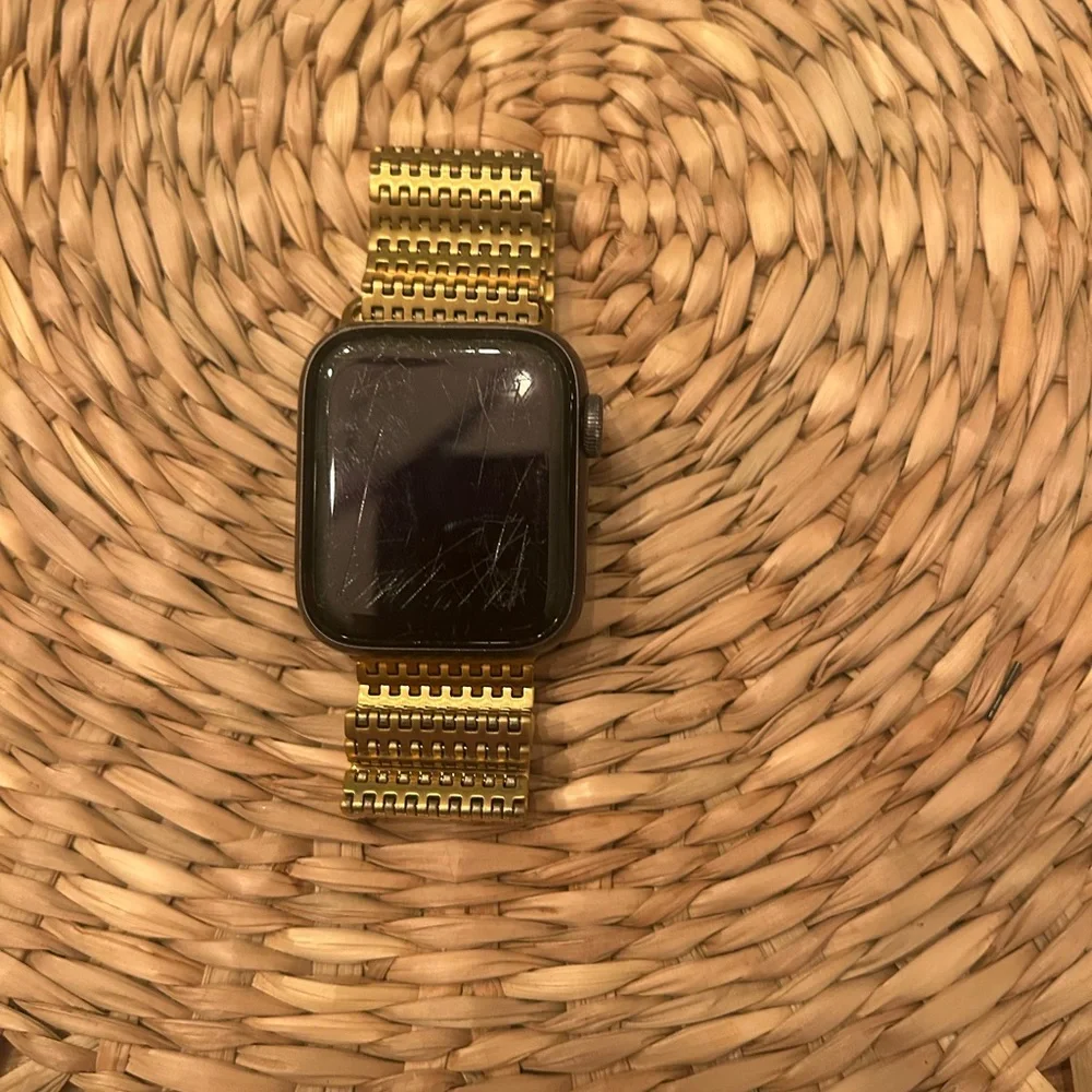 Applewatch set to reset factory settings with Gold band and cover for face